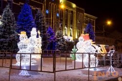 На центральной площади появилась новая новогодняя иллюминация