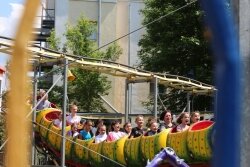 В рамках празднования Дня защиты детей около 500 ребят смогли бесплатно покататься на аттракционах
